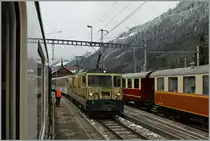 Eng geht es in Montbovon zu: Unser Zug 2221 wartet auf den Gegenzug 3126, der mit der  Schokoladen  GDe 4/4 6003 auf Gleis 2 eintrifft, während auf Gleis 3 ein TPF Zug den Anschluss nach Bulle vermittelt und auch noch der gut besuchte  Fondue-Zug  steht. 
24. Nov. 2013