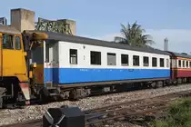 BTC. 501 (บชส. =BTC./Bogie Third Class Carriage, umgebaut 2010 aus BNS. 17 - 25, Baume et Marpent - Belgien, Baujahr 1954) am 28.Mai 2013 im Bf. Hua Lamphong.

