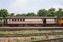 บทพ. 1 (บทพ. =BVS./Bogie Van & Second Class) am 28.Mai 2013 im Bf. Hua Lamphong.

