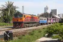 GEA 4548 (Co'Co', de, General Electric, Bj.1995) verl�sst am 28.Mai 2013 mit dem RAP 169 nach Yala den bangkoker Bf. Hua Lamphong. 

