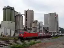 Am 9.8.13 wurde mal wieder das Maintal besucht. Auch wieder ohne Main, wurde Karlstadt aufgesucht. Bei dem Weg dorthin konnten wir eine interessante Stelle ausfindig machen. 152 145 fuhr mit ihrem KLV an den markanten Türmen des Zementwerks vorbei.