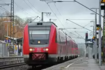 612 050 als RE von Kassel nach Hagen bei der Abfahrt in Warburg (Westf) 24.11.2013