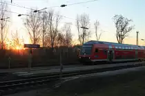 Die Sonne verschwindet schon hinter den B�umen an diesem kalten 25.11.2013 als der Steuerwagen der RB 59157 in Gaimersheim auf die Abfahrt wartet.