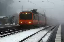 SZU: Wegen Geleisebauarbeiten war die S10 Z�rich HB - Uetliberg �ber das Wochenende vom 23. und 24.11.2013 unterbrochen. Die Z�ge der S 10 verkehrten nur zwischen BINZ und UETLIBERG. Die Ersatzz�ge f�r die S10 zwischen Z�rich HB und Z�rich Giessh�bel wurden mit Zugskompositionen der S4 gef�hrt. Dreiteiliger Be 556-Pendel auf der Endstation Uetliberg (814 m �.M.) mit Anschrift Binz am 24. November 2013.
Foto: Walter Ruetsch