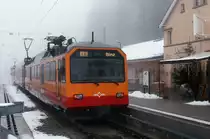 SZU: Wegen Geleisebauarbeiten war die S10 Z�rich HB - Uetliberg �ber das Wochenende vom 23. und 24.11.2013 unterbrochen. Die Z�ge der S 10 verkehrten nur zwischen BINZ und UETLIBERG. Die Ersatzz�ge f�r die S10 zwischen Z�rich HB und Z�rich Giessh�bel wurden mit Zugskompositionen der S4 gef�hrt. Dreiteiliger Be 556-Pendel auf der Endstation Uetliberg (814 m �.M) mit Anschrift Binz am 24. November 2013.
Foto: Walter Ruetsch