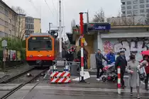 SZU: Wegen Geleisebauarbeiten war die S10 Z�rich HB - Uetliberg �ber das Wochenende vom 23. und 24.11.2013 unterbrochen. Die Z�ge der S 10 verkehrten nur zwischen BINZ und UETLIBERG. Die Ersatzz�ge f�r die S10 zwischen Z�rich HB und Z�rich Giessh�bel wurden mit Zugskompositionen der S4 gef�hrt. Dreiteiliger Be 556-Pendel auf der Endstation Binz am 24. November 2013.
Foto: Walter Ruetsch