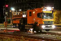 Oberleitungsmontagefahrzeug oder auch Turmwagen genannt des Herstellers  Sch�rling Brock . Tr�gerfahrzeug ist ein MB Axor 1833 bei n�chtlichen Revisionsarbeiten an der Systemwechselstelle und Tunneldurchfahrt HBF Kassel 27.05.2011 