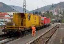 Gerade ist die 143 176 in Eberbach an den Kompressorwagon herangefahren.
Nun kontrolliert der Bediener ob alles in einem einwandfreien Zustand ist, bevor der Zug wieder in Richtung Neckarelz zur�ckf�hrt.16.11.2013