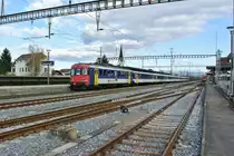 Zurzeit wird ein Flugzug Umlauf mit einem Doppel RBe Pendel (anstelle EWIV) gef�hrt. RBe 540 034-6 mit 7 EWI Wagen (3 A und 4 B) und ein weiterer RBe (021-3) als IR 2072 bei Durchfahrt in Kaiseraugst, 25.11.2013.