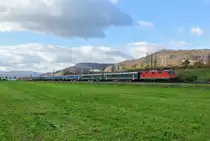 Der Dispo Olten wurde von NPZ Wagen wieder auf herk�mmliche Wagen umgestellt. Re 4/4 II 11228 mit 5 B EWII, 2 A EWII und BDt EWI als Ersatz EC 7 (70007) kurz vor Sissach, 25.11.2013. 