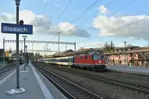 Der Dispo Basel wurde nun, wie auch schon der Dispo Z�rich, auf KlB NPZ Wagen umgestellt. Re 4/4 II 11136, 3 A EWI, 6 B EWI und BDt EWI als Ersatz ICE 73 (70073) bei Durchfahrt in Sissach, 25.11.2013.