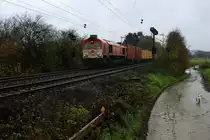 Die Class 66 DE6312  Alix  von Crossrail kommt aus Richtung Aachen-West und f�hrt die Gemmenicher-Rampe hoch mit einem sehr langen MSC-Containerzug aus Weil Am Rhein(D) nach Antwerpen-Berendrecht(B).
Aufgenommen an der Montzenroute am Gemmenicher-Weg bei Nieselregen am Nachmittag vom 24.11.2013. 
