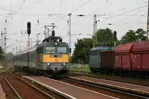 Einfahrt der V 431022 am 24.8.2005 aus Miskolc in den Bahnhof
Mezökövesd. Rechts steht ein leerer Kohlezug mit
einer V 43 im Ausweichgleis.