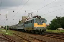 Bahnhof Mezökövesd 24.8.2005:
V 431030 fährt mit einem Regionalzug nach Budapest ab.