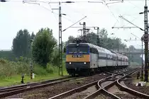 V 431042 fährt am 24.8.2005 mit einem Personenzug
aus Budapest in den Bahnhof Mezökövesd ein. Der Zug
besteht aus ungarischen und slowakischen Wagen. Er wird
von der ungarischen Grenze aus mit einer slowakischem Lok bis
Kosice gezogen.