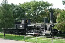 Im Bahnhof Gelände von Debrecen steht diese alte
Dampflok aus der K&K Ära als Denkmal. Die Lok tat bei der 
MAV unter der Nummer 326136 Dienst, bevor sie auf dem Denkmal
Sockel endete. Die Aufnahme entstand am 25.8.2005.