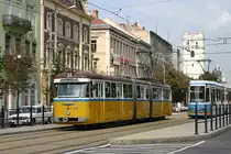 Gelenktriebwagen 491 ist am 25.08.2005 in der Stadtmitte von Debrecen unterwegs. Die Abl�sung verkehrt schon im Gegenverkehr.