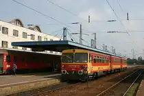Bzmot 361 steht als dreiteilige Einheit am 25.8.2005 am Bahnsteig im Hauptbahnhof
von Debrecen.