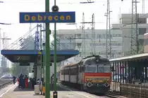 MDmot 3028 steht am 25.8.2005 abfahrbereit nach F�szesabony im Bahnhof Debrecen.