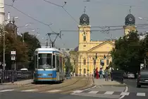 Moderne Tram, Wagen 509, am 25.8.2005 auf der Hauptstra�e vor der ev. Kirche
in Debrecen. 