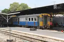 บพห. 1016 (บพห.=BFV./Bogie Full Van) am 28.Mai 2013 im Bf. Hua Lamphong. 
