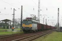 MAV Elektrolok erreicht mit einem beladenen Kohlezug am 25.8.2005 aus Richtung Miskolc kommend den Bahnhof Füszesabony.
