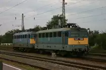 Betriebspause für zwei MAV Elektroloks im Bahnhof Füszesabony.
Am 25.08.2005 standen dort V 431369 un dV 431069. 