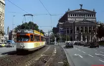 Vor der Kulisse der Frankfurter Oper ist M-Tw 607 auf der Linie 12 nach Höchst unterwegs (Sommer 1986)