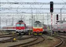 350 017-0 mit IC 502 „Gerlach“ Košice/Kaschau (09:28) – Žilina/Sillein – Bratislava hl. st./Preßburg Hbf. (14:27) und 242 272-3 ČD mit verspäteter Fernzug R 832 „Tekov“ („Landschaft Barsch“) Zvolen os. st./Altsohl Persbf. (11:02) – Šurany – Bratislava hl. st. (13:37) (Kurswagen Žilina – Zvolen – Bratislava) bei Einfahrt in den Zielbahnhof; 29.11.2013