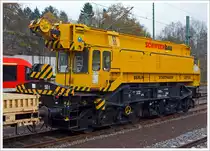 50t-KIROW-Schienenkran EDK 300/5  der Schweerbau, Schweres Nebenfahrzeug Nr. 97 82 31 501 17-9 (ex 60 80 092 3 747-0), abgestellt am 24.11.2013 in Au/Sieg.
Der Kran wurde 1984 vom VEB Schwermaschinenbau  S.M.KIROW   in Leipzig unter der Fabriknummer 34 gebaut.

Technische Daten
Eigengewicht: 100 t
Länge über Puffer: 12.510 mm
Achsanzahl: 6 (in zwei Drehgestellen)
Drehzapfenabstand: 5.690 mm
Achsabstand in den Einzeldrehgestellen: 3.100 mm (2x 1.550 mm)
Fahrgeschwindigkeit im Zugverband: 100 km/h
Fahrgeschwindigkeit mit Eigenantrieb: 6 km/h
Zugelassen als Schwerwagen für Streckenklasse: D4 
kleinster befahrbarer Radius: 120 m