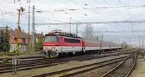 240 081-0 f�hrt mit Fernzuggarnitur (Ex 531 „Hron“ Bratislava hl. st. – Zvolen os. st. – Bansk� Bystrica) in den Abgangbahnhof ein; 29.11.2013 