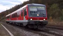 Noch sind sie im Saarland unterwegs.....die Triebzüge der Baureihe 628.
Auf der Niedtalbahn und zwischen Saarbrücken und Lebach-Jabach sind sie noch anzutreffen.
Am Wochenende Sa + SO gibt es einen Durchlauf Saarbrücken - Niedaltdorf und umgekehrt. 
Die Triebzüge werden auf der Niedtalstrecke ausgetauscht.
628 602 ist bei Luisenthal auf der Saarstrecke unterwegs, seit Dillingen/Saar befährt die RB die Hauptstrecke und hält auch dort auf allen Bahnhöfen bis zum Hbf. Saarbrücken.
3 Minuten vor dieser Aufnahme war 628 451 als Gegenzug nach Niedaltdorf an uns vorbei gebrummt.
24.11.2013 Bahnstrecke 3230 Saarbrücken - Karthaus bei Luisenthal-Saar

