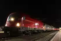 Eine nicht übliche Aufgabe hatte an diesem Nachmittag/Abend 1116 016 သRailCargoGroupလ den im Einfahrtbereich liegen geblieben ICE 91 (411 001 သNeustadt an der Weinstrasseလ) in den Bahnsteigbereich von Sankt Valentin (Sv) zu schieben. Weiter ging es für die Fahrgäste mit einem als LP kommenden RailJet nach Wien Westbahnhof; am 22.11.2013