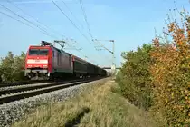 152 046-9 mit einem sehr kurzen Schiebewandwagenzug gen S�den am Nachmittag des 26.10.13 bei H�gelheim.