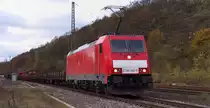 Entgegen der Baureihe 185 haben sich die Loks der BR 186 bei DB Schenker nicht durchgesetzt.
Nur 20 Loks sind im Bestand, dazu kommen noch 45 Loks der Tochtergesellschaft ECR (Euro Cargo Rail).
Oft sind die Maschinen im Saarland anzutreffen, die ECR Loks im Grenzverkehr mit Frankreich.
Die DB Loks sind auch sehr oft im Binnenverkehr eingesetzt.
Hier eine �bergabe mit 186 340 aus V�lklingen von Saarstahl, wohl zum Rbf. Saarbr�cken.
Viele junge Eisenbahnfans, die im digitalen Zeitalter gro� wurden, bezeichnen solche Z�ge als  Mischer .
Die Brammen k�nnten f�r Saarstahl Burbach oder Neunkirchen bestimmt sein und mit den Eaos wurde Schrott zu Saarstahl V�lklingen transportiert und gehen jetzt wieder leer zur�ck.
24.11.2013 - Bahnstrecke 3230 Saarbr�cken - Karthaus bei Luisenthal/Saar.