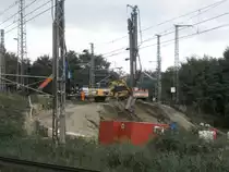 Elsterwerda-Biehla, 28.09.2013.
Schweres Gerät kommt zum Einsatz. Spundwände werden gesetzt.