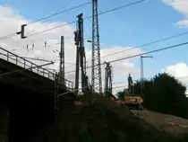 Elsterwerda-Biehla, 28.09.2013.
Das Kreuzungsbauwerk am linken Bildrand wird demnächst komplett abgerissen, für die Behelfsdurchfahrt werden die ersten Spundwände gesetzt.