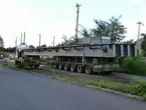 Elsterwerda-Biehla, 28.09.2013. Die Behelfsbrücke für das Kreuzungsbauwerk wurde angeliefert.