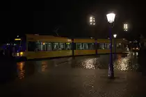  Was dem einen sein Uhl, ist dem anderen sein Nachtigall , ein Unfall auf den Gleisen (nur Blechschaden) sorgte  für einen Straßenbahnstau und somit für günstigere Bedingungen für Abendaufnahmen.29.11.2013 18:48 Uhr Dresden, Theaterplatz.