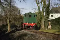 Obwohl man es aus dieser Perspektive kaum erkennen kann, aber die Lok der Fa. Schoeller hält an dieser Stelle an, um auf das Freischalten des Bahnüberganges zu warten. Erst dann geht die Fahrt in Richtung Werk Schoeller weiter.
Dies Szene entstand am 26.11.2013.