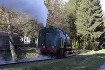 Die Dampfspeicherlok der Fa. Schoeller fährt am 26.11.2013 mit Volldampf auf dem Umfahrgleis um drei Güterwagen herum, um sich danach hinter die Wagen zu setzen.