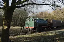 Dampfspeicherlok 03189 der Fa. Schoeller war am 26.11.2013 auf der kurzen Bahnstrecke vom Werk in Lüstringen aus am Stadtrand von Osnabrück in Aktion.
Das Bild zeigt die Lok, wie sie gerade drei Güterwagen aus dem Werkgelände gezogn 
hat und nun abgekuppelt wurde und umspannen wird.