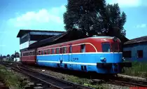 Ein Malaxa-Triebwagen der Baureihe 78 rangiert im Juli 1995 im Depot Sibiu. Zu diesem Zeitpunkt waren einige dieser eleganten Vorkriegs-Triebwagen in hellblau-rot lackiert, dabei kam es wie auf dem Bild auch zu farblich gemischten Zusammenstellungen.