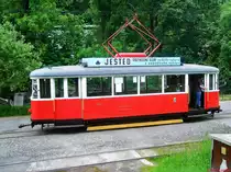 Museums-Tw 117 der Straßenbahn Liberec am 15.06.2013 auf der meterspurigen Überlandstrecke nach Jablonec in Prosec. Das Fahrzeug vom Typ MT6 wurde 1953 von der Waggonfabrik Tatra gebaut und bis 1971 im Linienverkehr eingesetzt. Von den insgesamt 60 gebauten Triebwagen dieser Serie ist nur noch dieser Tw vorhanden.