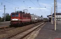 142 107-2 verläßt im Mai 1993 mit einer Doppelstockwagen-Garnitur den Bahnhof Oschatz