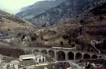 Ein ALn 663 der FS im März 1987 auf dem Viadukt in Tende. Von hier sind es noch ca. 1.000 Höhenmeter hinab bis zum Mittelmeer. Dieser Höhenunterschied wird durch zahlreiche Brücken und Tunnel, darunter 4 Kehrtunnel und 3 Kreiskehrtunnel, überwunden.