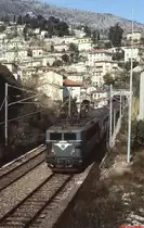 BB-25658 fährt mit einem Personenzug durch Menton (April 1987)