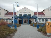 Das Empangsgeb�ude des Bitterfelder Bahnhofs ist im Zentrum der Stadt.