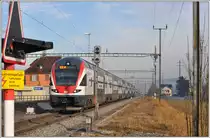 Im Gegensatz zur S4 rauscht der RE3826 mit 511 014 in Rüthi SG durch. (18.12.2013)