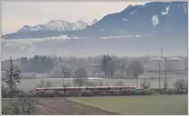 Noch liegt eine leichte Nebelschicht über dem St.Galler Rheintal beim Tanklager Sennwald, als die S4 23446 Richtung Rüthi SG vorbeirauscht. (18.12.2013)